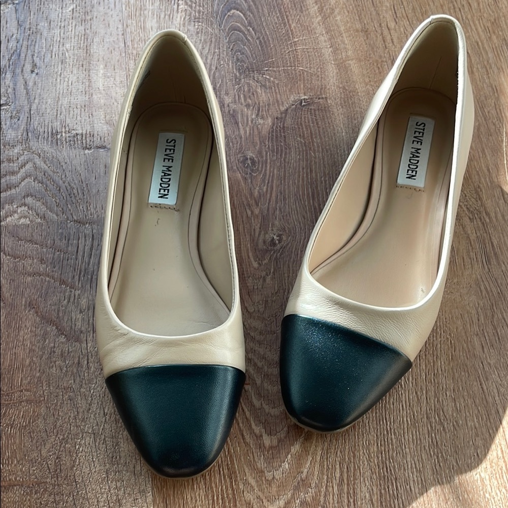 Steve Madden Black and Cream Flats Elegant Design